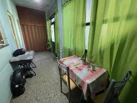 EXCELENTE UBICACION. LOTE PROPIO CON VIVIENDA DE 2 DORMITORIOS. COCHERAS.