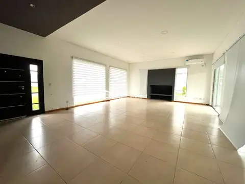 Casa 5 ambientes con 4 baños