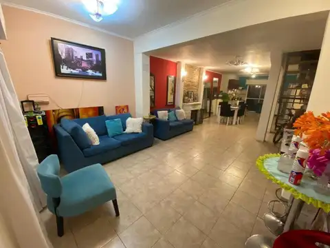 Casa en venta - 3 Dormitorios 2 Baños - 378Mts2 - El Palomar, Morón