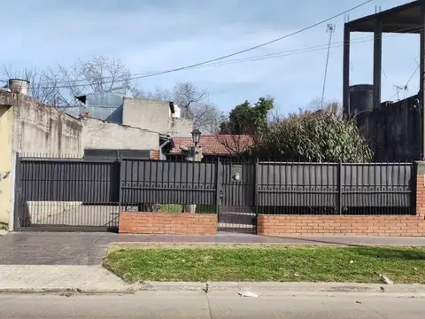 CASA 4 AMBIENTES VENTA BELLA VISTA-COCHERAS,JARDÍN