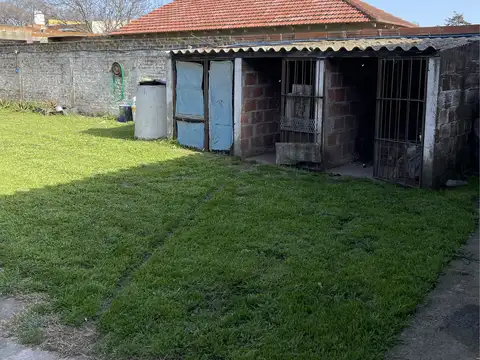 casa dos dormitorios y quincho sobre terreno de 400m2