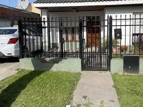 casa dos dormitorios y quincho sobre terreno de 400m2