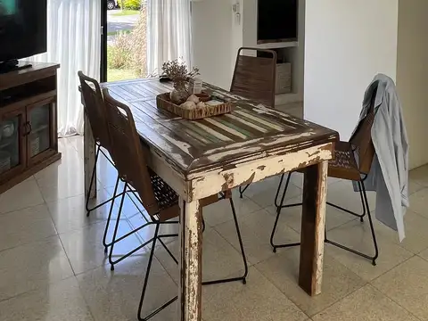 Casa 4 ambientes con 2 baños