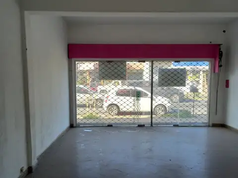 Casa con Locales Sobre Av. Savio