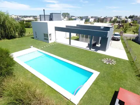 Casa 5 ambientes con 3 baños