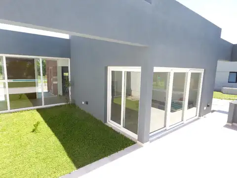 CASA EN VEN  5 AMB.- BARRIO SANTA INES - A ESTRENAR