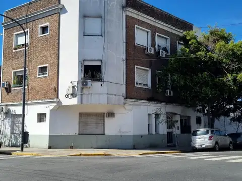 Departamento de 2 ambientes al frente en venta en el barrio de Boedo muy luminoso y excelentemente ubicado.