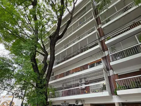 MUY BUEN 2 AMBIENTES CON PATIO - FRENTE A PLAZA - SOBRE AVENIDA - MUY BUENA UBICACIÓN - PROXIMO A  ZONA COMERCIAL