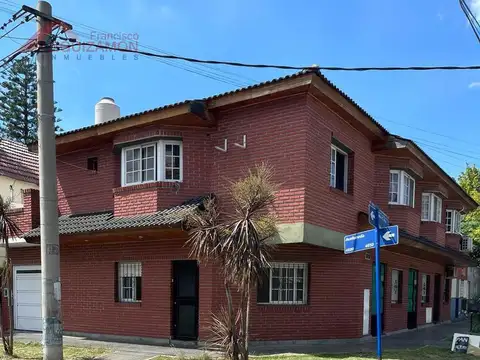 PH AL FRENTE. COCHERA- PATIO - BUEN ESTADO