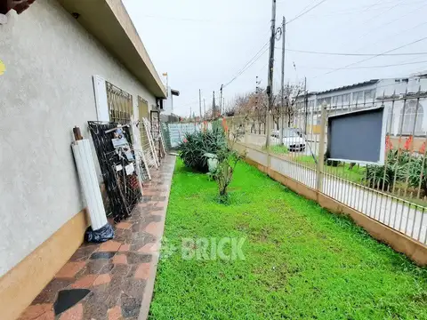 GRAN LOTE EN ESQUINA DE 391 M2 TOTALES - HOY DOS LOCALES   CASA DE 4 AMBIENTES