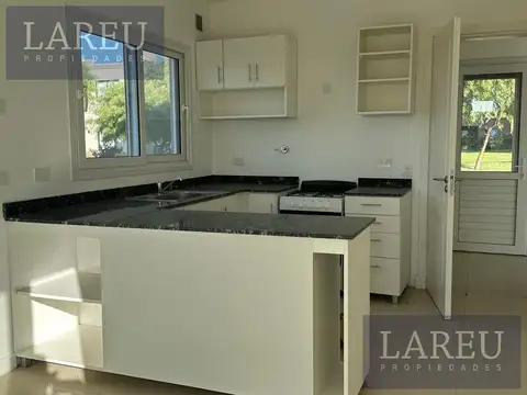 Casa 4 ambientes con 2 baños