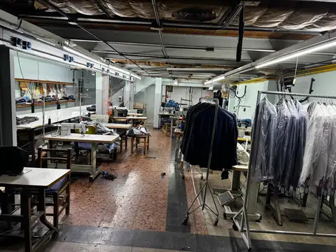 Galpón con oficinas y  con dos viviendas en planta alta en Villa Dominico