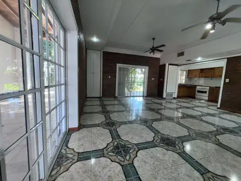 EXCELENTE CASA DOBLE TERRENO C/PILETA CLIMATIZADA