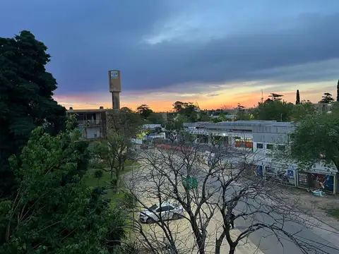 3 dormitorios con balcón al frente. 3º piso por escaleras.