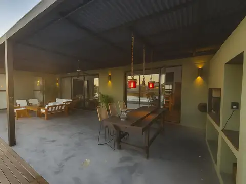 Casa 5 ambientes con 2 baños