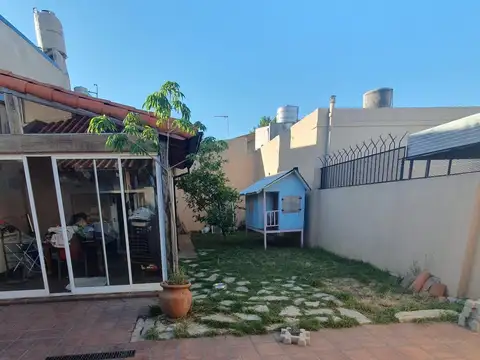 Hermosa Casa 3 ambientes con jardín y quincho