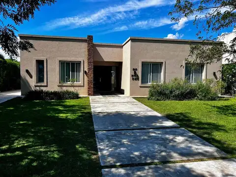 VENTA CASA 5 AMBIENTES Y PILETA CANTON NORTE