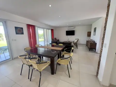 Casa 5 ambientes con 3 baños
