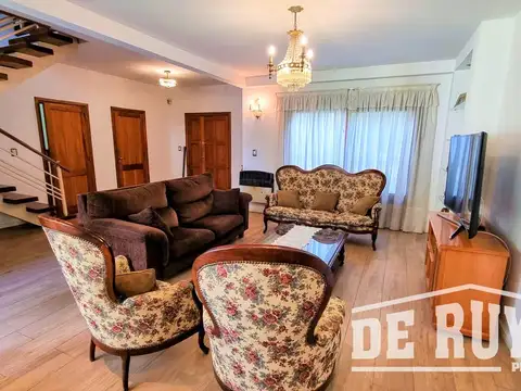 Casa en Venta con 2 cocheras