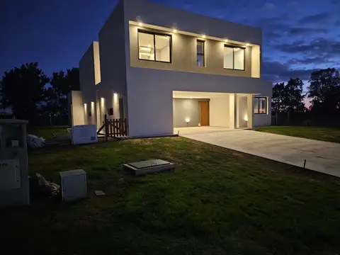 Casa 5 ambientes con 4 baños