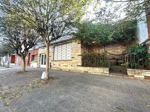 VENTA CASA 4 AMBIENTES LUMINOSA COCHERA PATIO EN CAMPANA