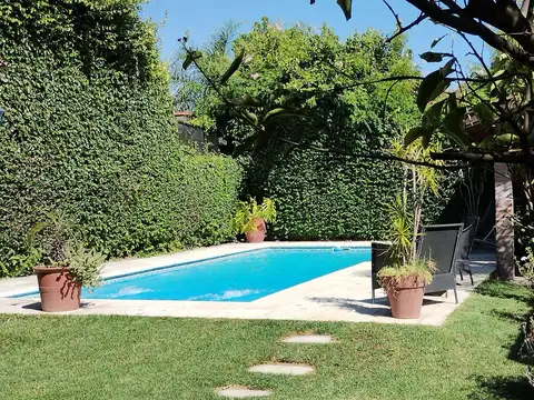 Casa 3 dorm, pileta, jardín y parrilla en la Horqueta. Excelente estado