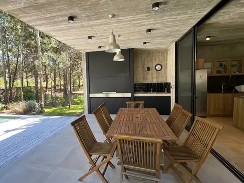 Casa 4 ambientes con 2 baños