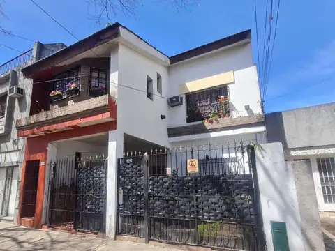 TIPO CASA 3 AMBIENTES CON ENTRADA DE AUTO, PATIO Y PARRILLA