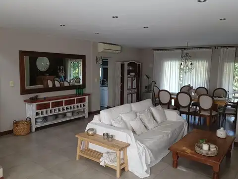 Casa 5 ambientes con 3 baños