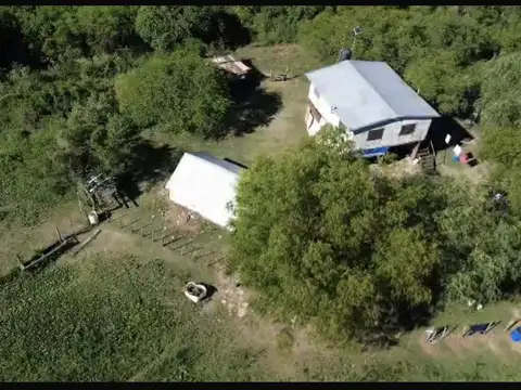 Campo en la isla frente a la ciudad de san lorenzo