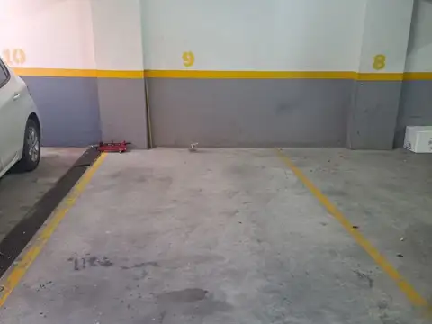 CÓMODA COCHERA CUBIERTA EN EXCELENTE EDIFICIO, CON PORTÓN AUTOMÁTICO.