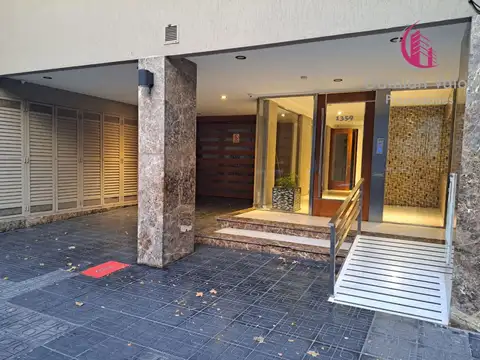 CÓMODA COCHERA CUBIERTA EN EXCELENTE EDIFICIO, CON PORTÓN AUTOMÁTICO.