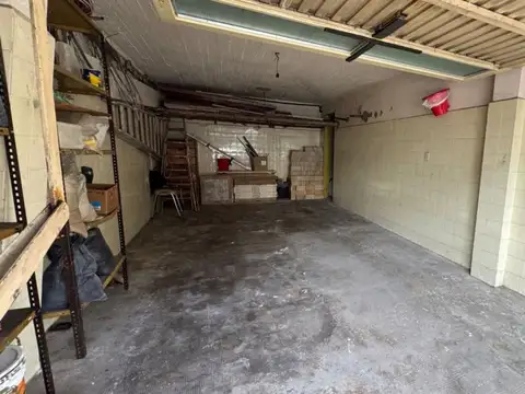 Cochera Privada en Venta con baño en Liniers