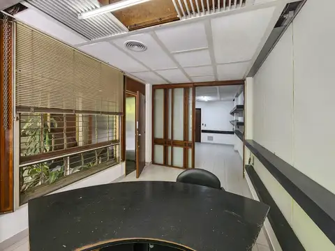 Oficina de piso exclusivo con deposito con ingreso por cocheras