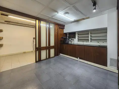 Oficina de piso exclusivo con deposito con ingreso por cocheras
