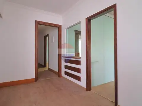 Oficina en Alquiler con 2 cocheras