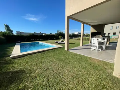 Casa en Venta en Countries y Barrios Cerrados en Esteban Echeverria, USD 345.000