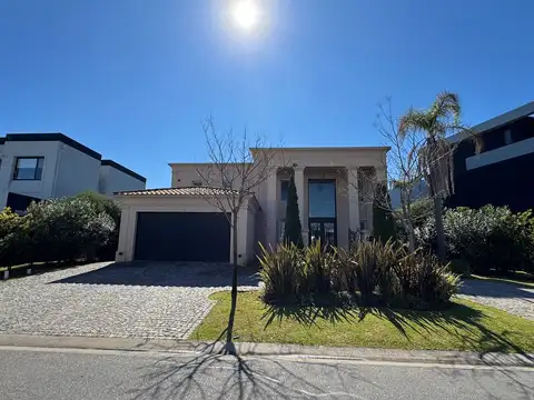 Casa 7 ambientes con 5 baños