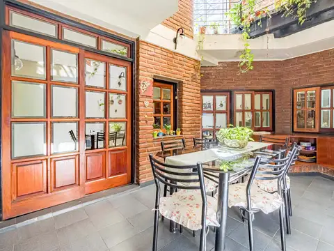 Casa 7 ambientes con 2 baños