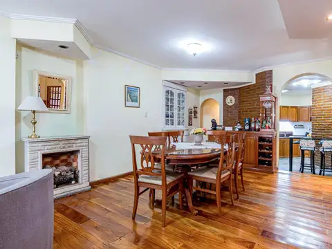 VENTA - CASA TRES DORMITORIOS CON COCHERA - ABASTO