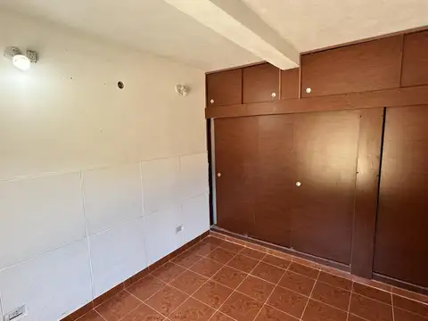 Casa de 2 dormitorios con amplio galpón en Alvear y Remedios de Escalada al 2100