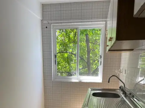 Mono-ambiente al frente con balcón - Flores