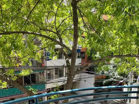 Mono-ambiente al frente con balcón - Flores