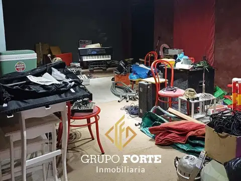 Propiedad en venta con casa, departamento, locales y galpón