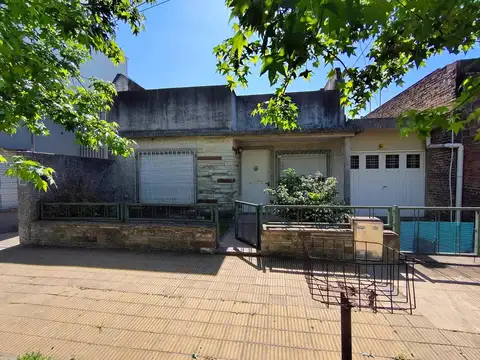 Casa  de 3 ambientes en venta en Moron Sur. APTO CREDITO