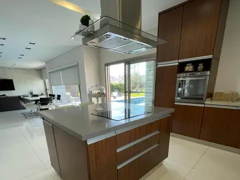 Casa 4 ambientes con 3 baños