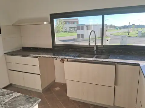 Excelente casa toda en planta baja en Barrio San Felipe