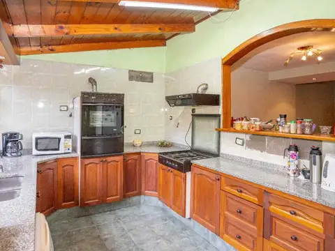 Casa 7 ambientes con 3 baños
