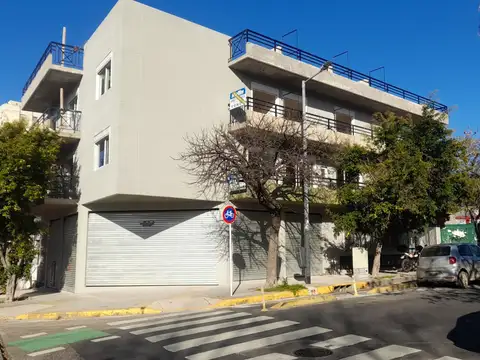 Oficina-Local en esquina 5 vidrieras Bajas expensas 2 baños 130mts