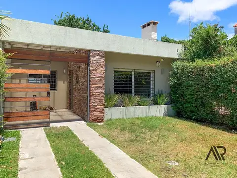 Casa en alquiler de 3 dormitorios en Carrasco, sobre Av Rivera.